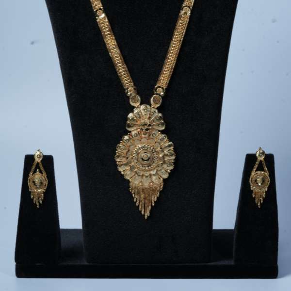 Antique Gold Necklace Set With Traditional Pendant Design